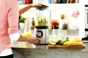 making a weight loss smoothie in a blender
