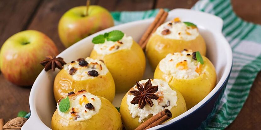 Ideal dessert for a hypoallergenic diet - baked apples with fresh cheese
